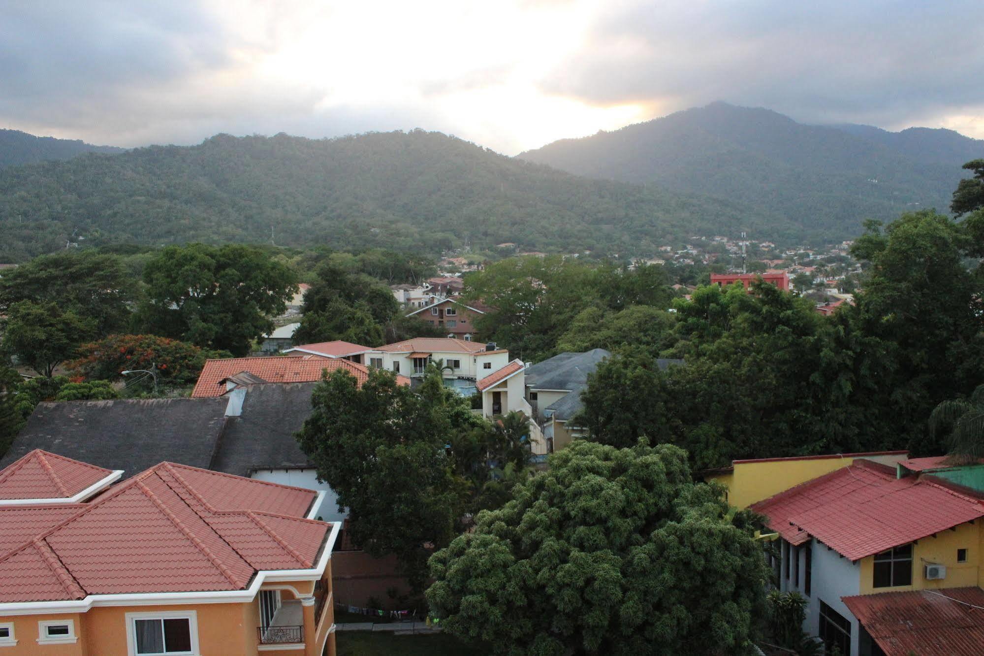 Boutique Hotel La Cordillera San Pedro Sula Bagian luar foto